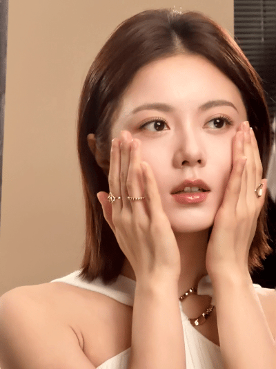 人怎么可以争气成这样真正能打的颜值从不需要滤镜加持，赵今麦生图状态满分。眉眼灵动