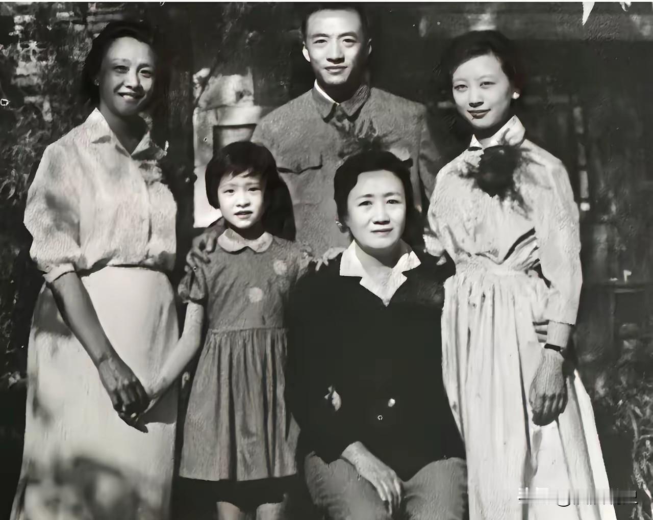 开国中将王诤膝下有七个子女，这本是寻常人家的烟火气。更让人佩服的是，五个儿子竟