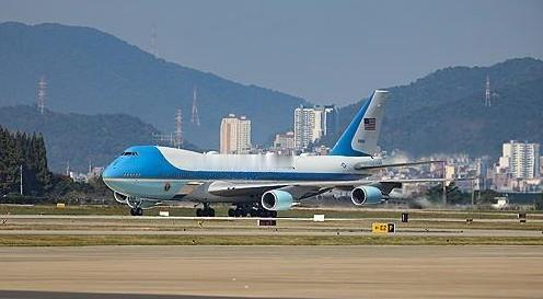 特朗普飞抵釜山，明确表明不会与朝鲜领导人会面29日上午，空军一号飞抵釜山金海