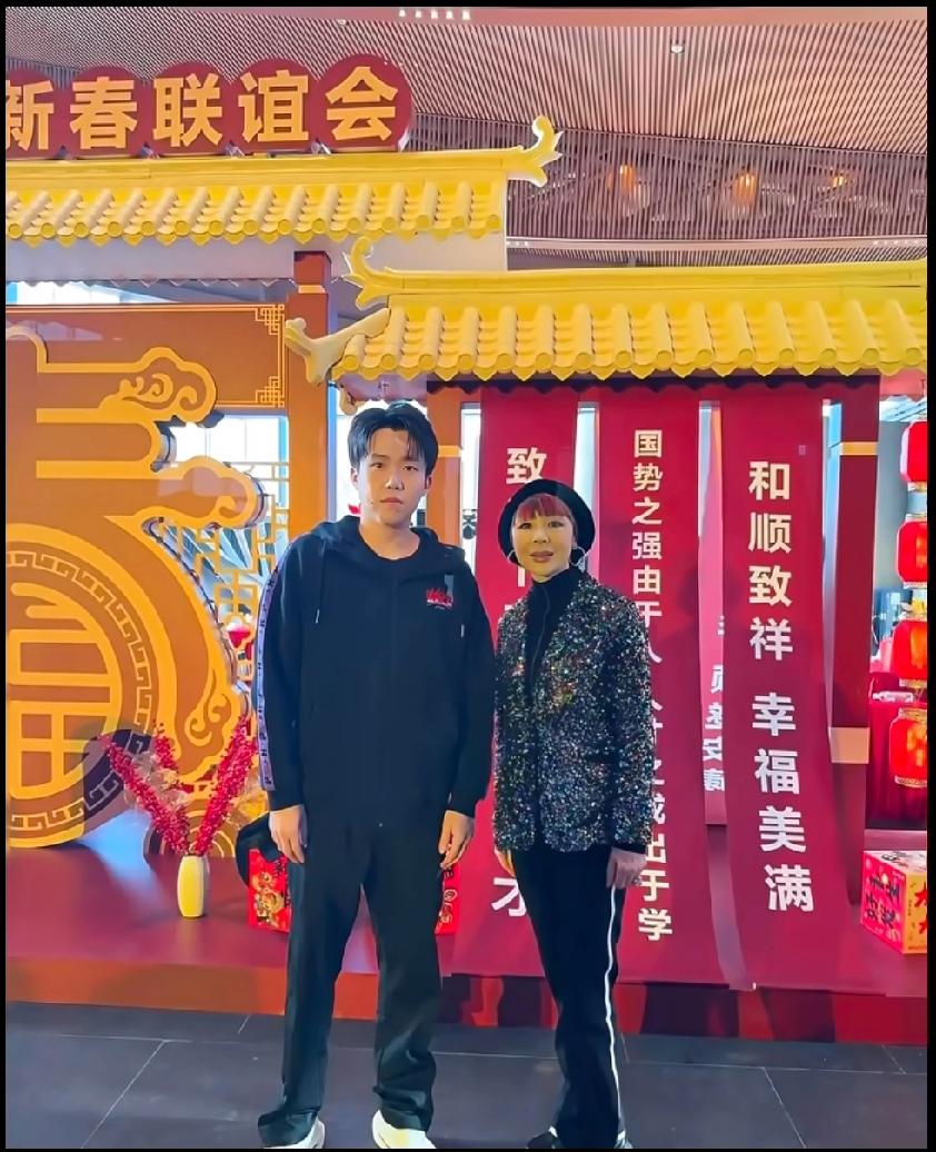 王楚钦新春联谊会上帅出新高度✨咱们国乒帅哥王楚钦现身2026新春联谊会啦！