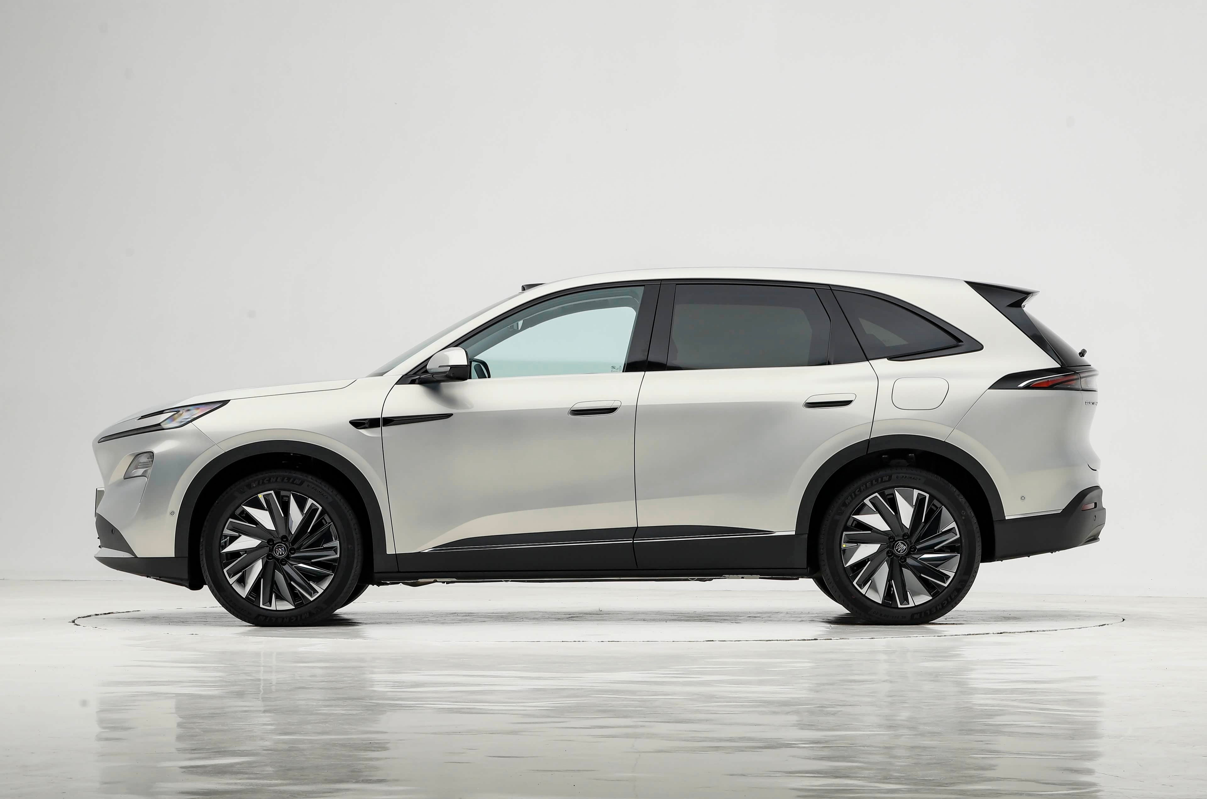 至境E7，别克今年很重要的一款产品温馨的车厢氛围营造的很棒，车头看习惯之后也还不