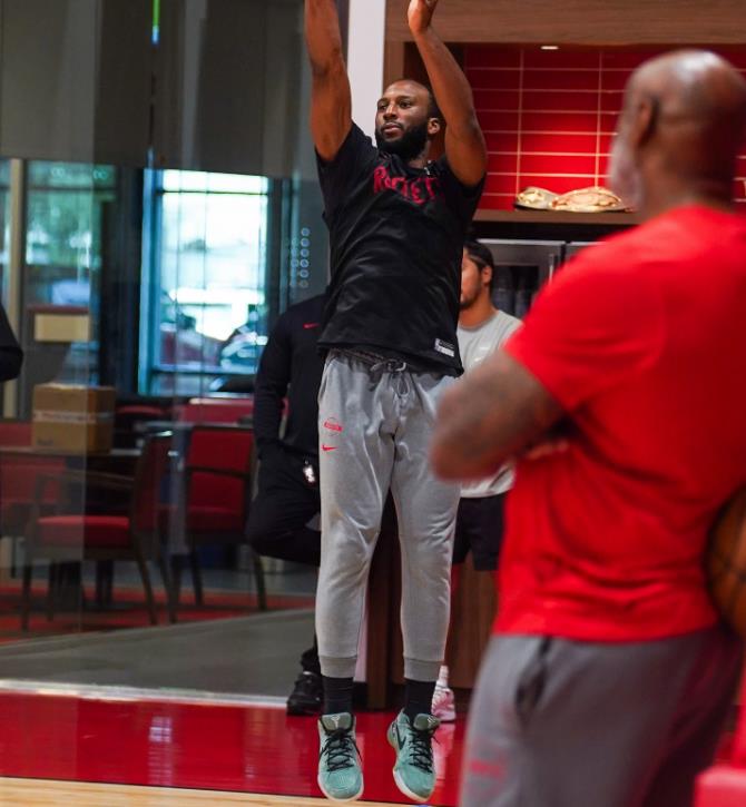 火箭队战胜了雄鹿队，虽然前一场火箭队的首发得分后卫奥科吉在17分钟里一分未得，但