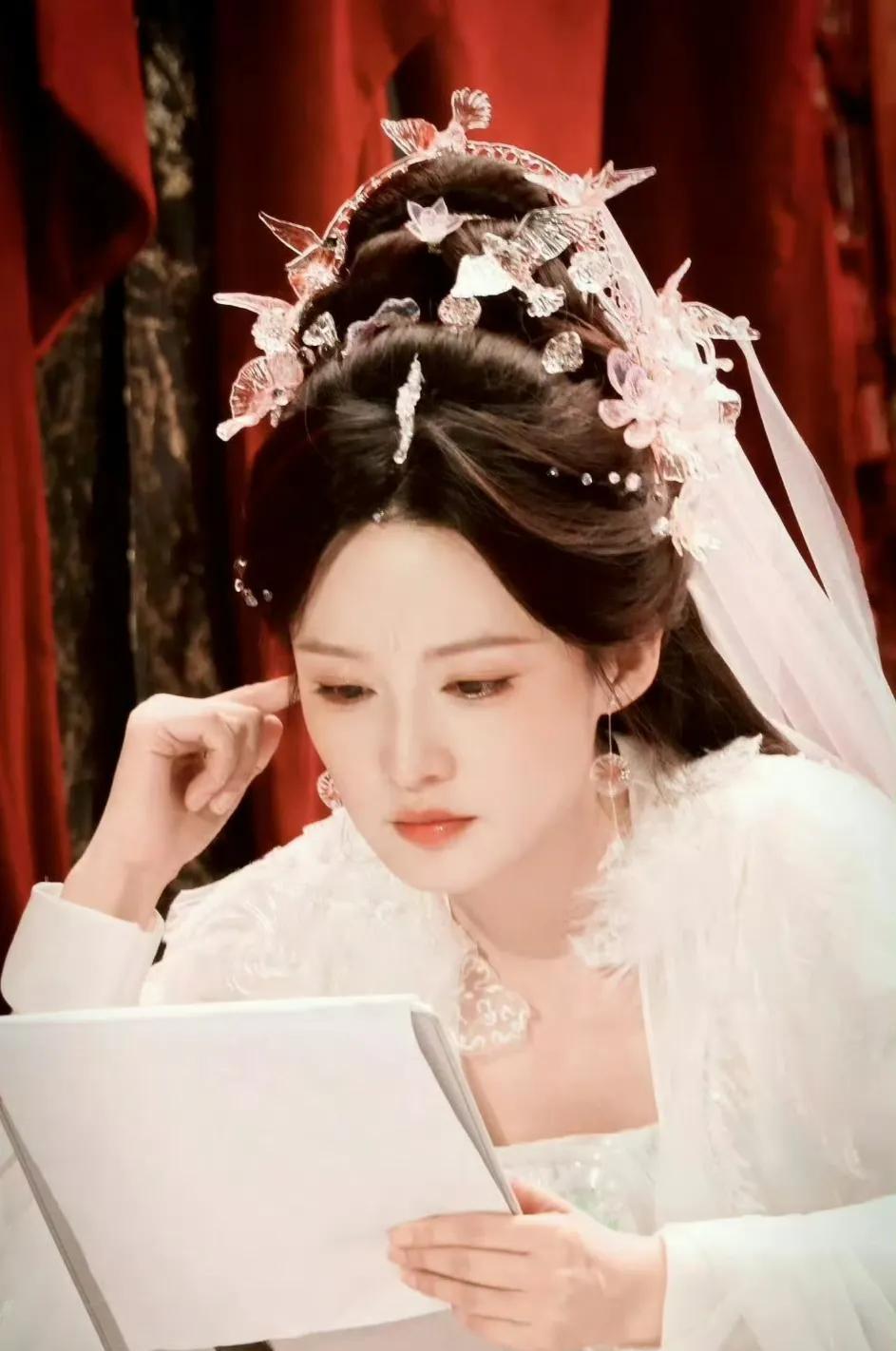 好漂亮啊，感觉这部剧接对了，虽然是个男频剧，但这部剧妆造都好好看。戏份虽然不多