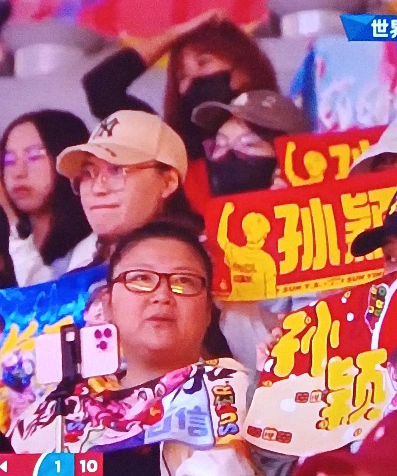 王曼昱输了，但比林诗栋幸运得多。男单四强战，林诗栋对梁靖崑。女单决赛，王曼昱