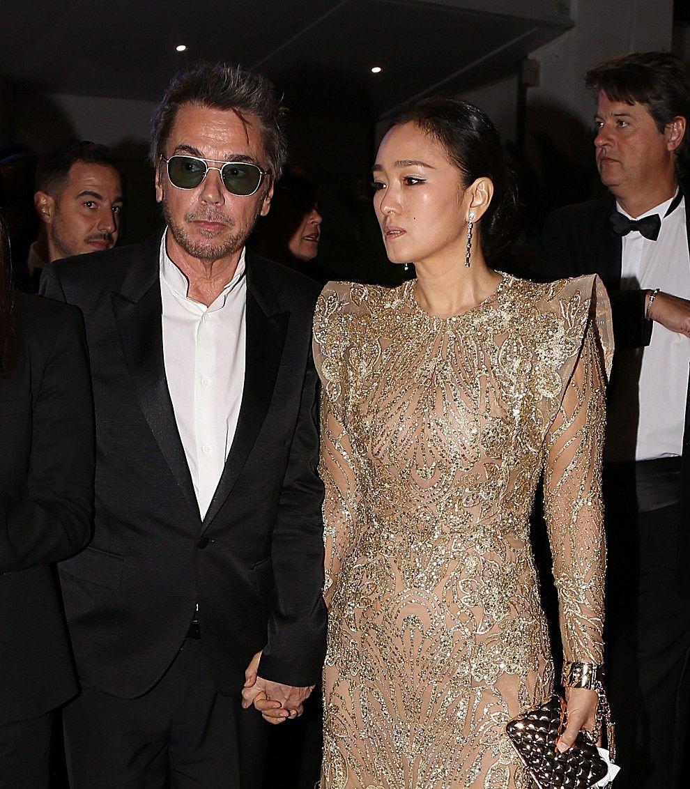 有件事我想破脑袋也想不明白巩俐和她外国老公，这次在戛纳紫地毯上，怎么还是这么