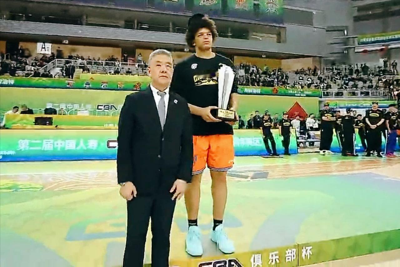 上海卫冕冠军！喜提200万奖金，这3个人功不可没。2月12日晚，CBA俱