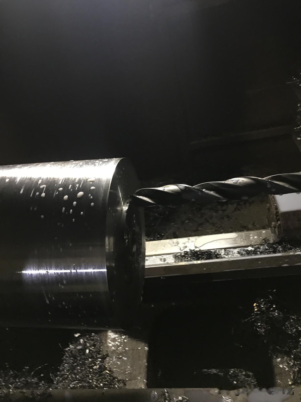 又一个大师傅辞职走了。老板没有一点挽留他。其实在这种小工厂里面，每个员工老板都清