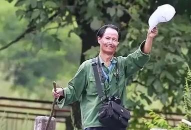1998年，大学教授何家庆来到深山调研，由于过于饥饿，于是就向村民讨吃的。不料，