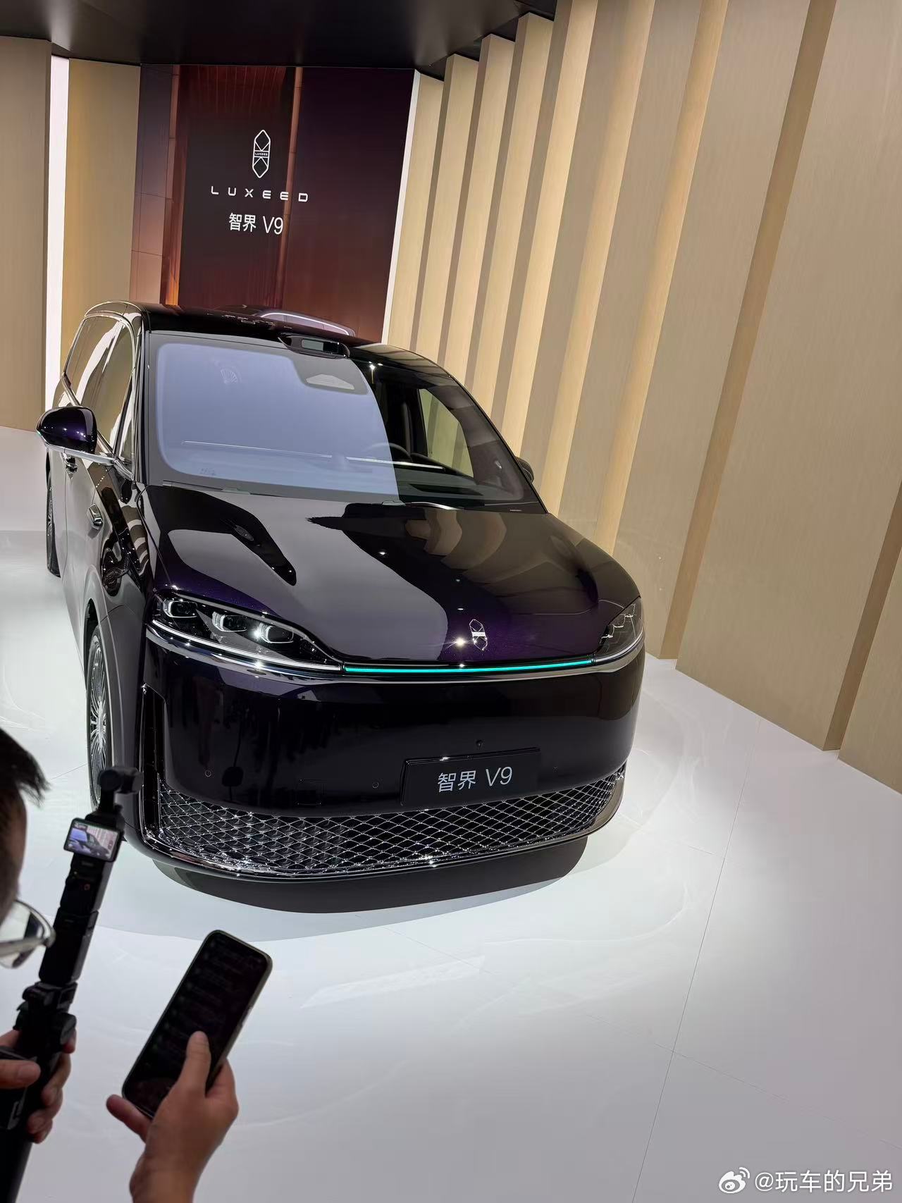 智界V9实车今天亮相了，现场有黑色和紫色两台车，明显还是感觉紫色的车漆看起来更高