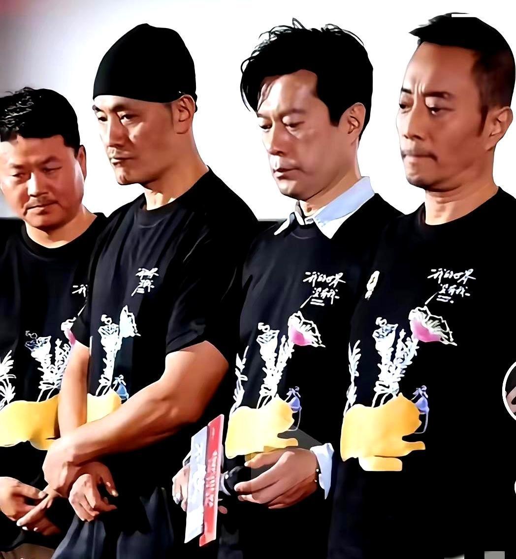 这4位帅哥是咋回事，一个个脑袋耷拉着没精神，满脸写着沉重。这可是田海蓉第