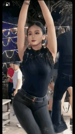 这个女孩的颜值真是很高的，五官长得非常精致，几乎没有什么可挑剔的，这么漂亮的一个