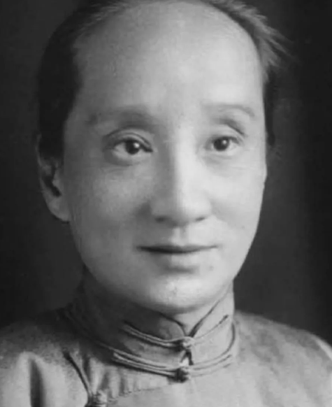 一天晚上，鲁迅躺在床上看书。这时，朱安突然解开衣扣，向他哀求：“大先生，我想要个