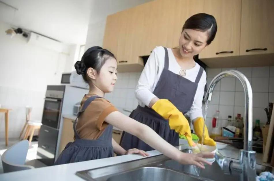 如果你有一个女儿，你会教她做家务希望她结婚后不被婆家人看不起，还是培养能力有份好