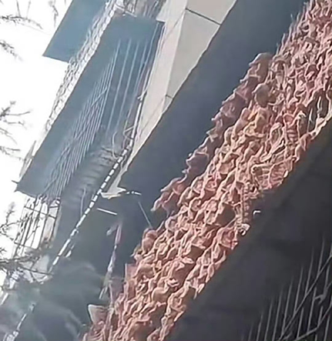 邻居阳台晒腊肉，搞得楼下全是油怎么办？