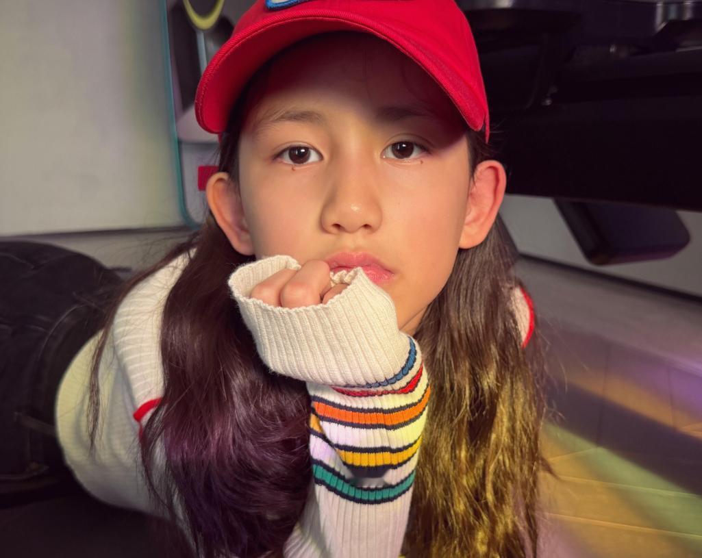 黄磊的二女儿多妹（黄少艾）11岁了，五官开始长开，逐渐有了少女的模样。而且她双目