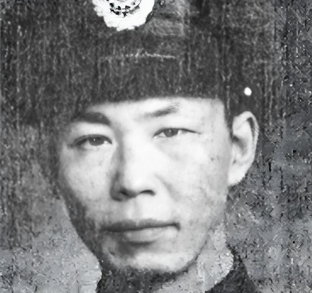 段复是湖南人，1902年出生。小时候学画画考过美专，后来当了黄埔六期学生。他和戴