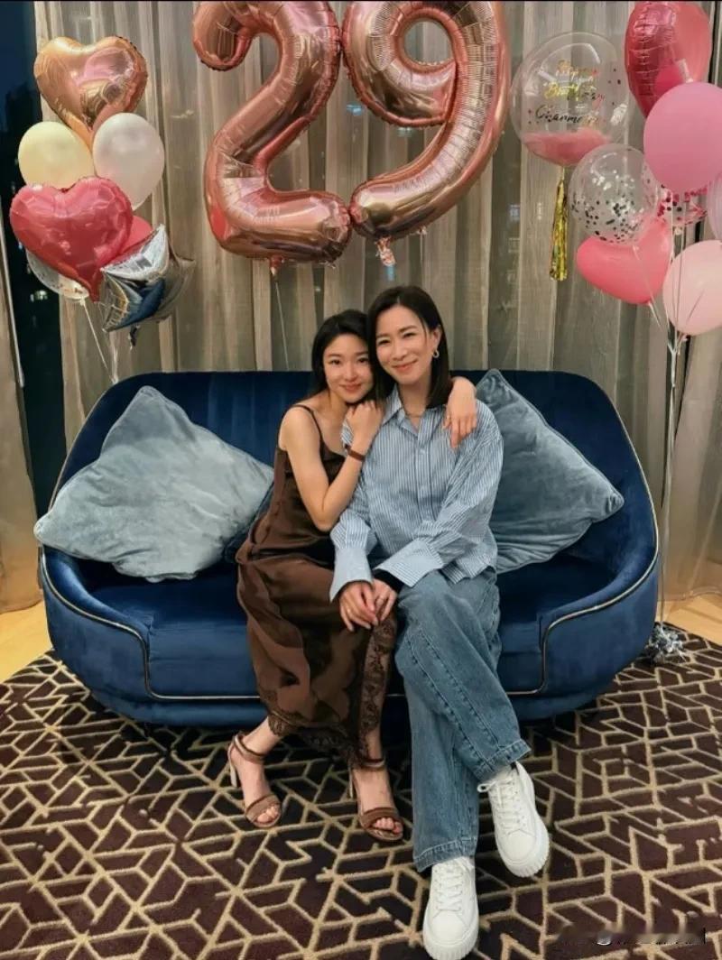 近日，佘诗曼为许绍雄女儿庆祝29岁生日，看的出来佘诗曼也是个很重情义的人。虽然她