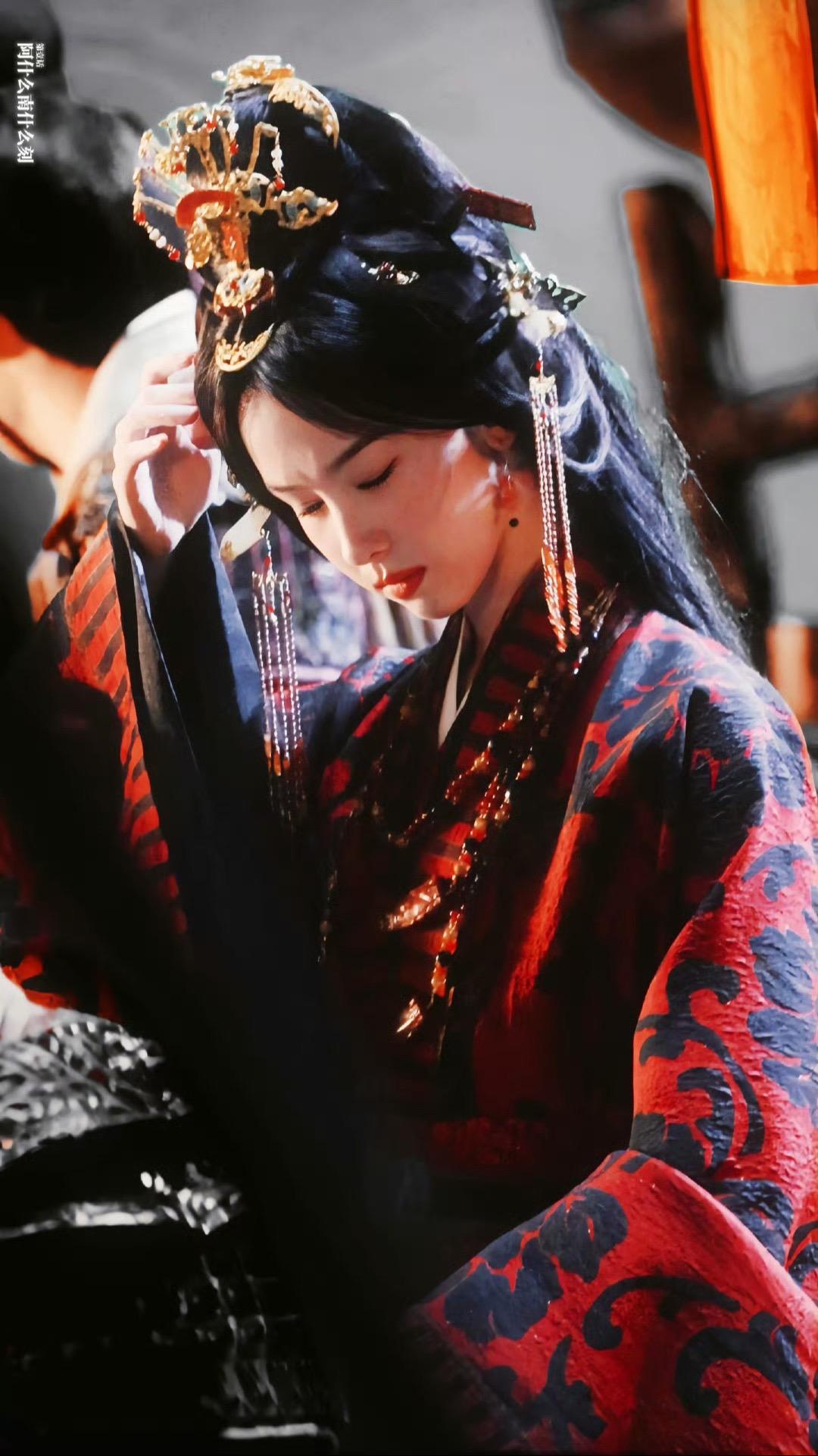扶个头都好像女帝嗔怒。