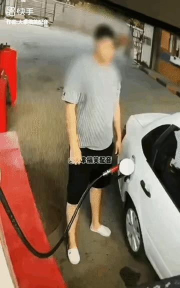 这两个视频告诉我们，上哪就得守哪里的规矩，违反规定就会引火烧身，后果自负。加油