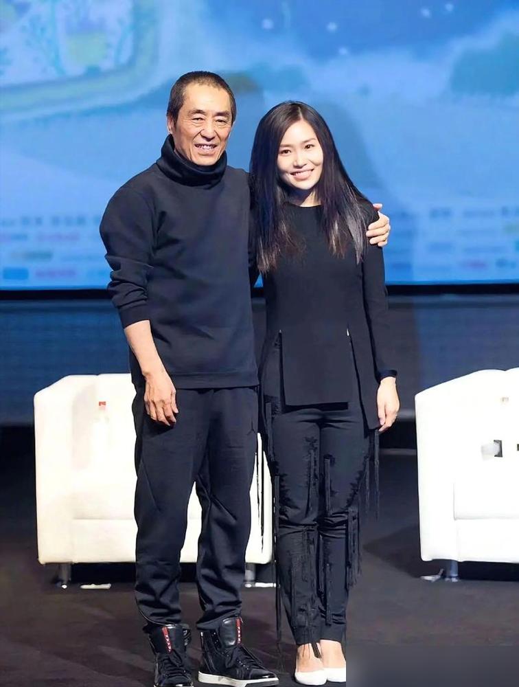 “你怎么还不被车撞死”，电话里，巩俐冲着张艺谋5岁的女儿吼。就这一句，张艺谋跟她