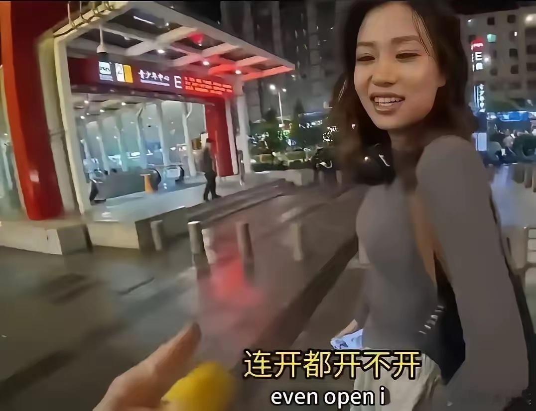 麻辣烫女孩，彻底不装了。辞完职，直接破罐子破摔：“我跟男朋友的事，关你屁事？”“