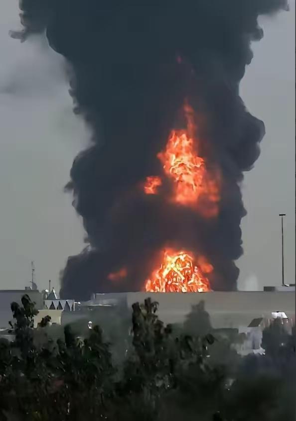 迪拜完了，机场被炸成这样。40年的建设14天结束。第一反应是不敢相信。这座连续