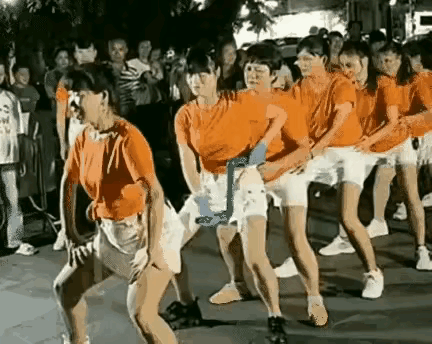 退休了的奶奶们真的是，童心未泯童心泛滥，瞧瞧她们怎么耍的游戏，太厉害了吧，