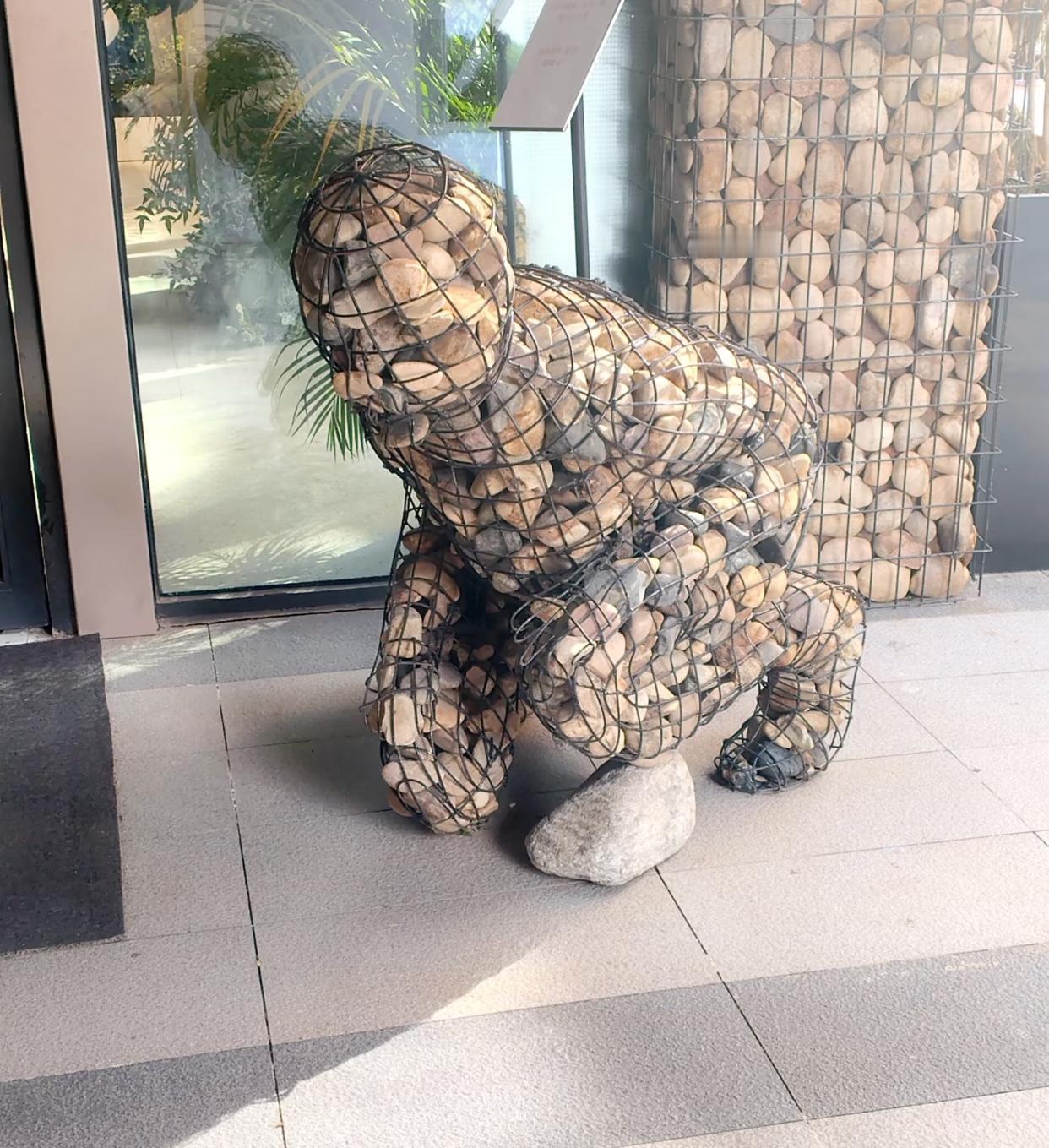 现在的艺术真的很难理解，这是一家店门口的摆件吧？看着也不像雕像，只能说是一个摆件