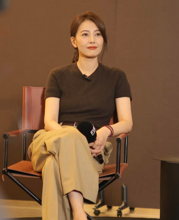 太喜欢高圆圆的气质了这一套稳重优雅把松弛感和高级感拿捏得恰到好处！深咖色短袖针