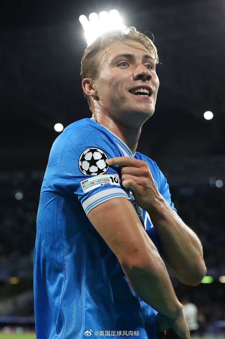 【曼联F4】罗马诺在最新一集视频节目当中，透露了三名曼联外租球员的转会动态：霍伊