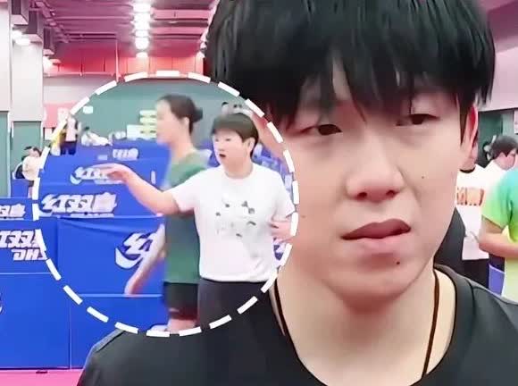 头头：小豆包抢我镜头！网友：你敢不让他抢吗？头头在镜头前面接受采访，突然头哥身后