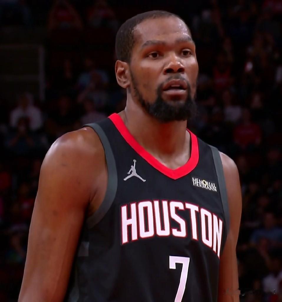 杜兰特本赛季在火箭已经打了28场比赛！！！场均上场：35.9分钟（队内第三）。