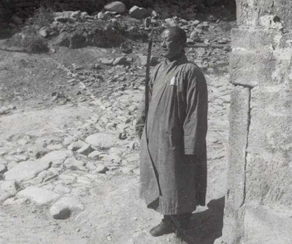 1938年，贺龙派余秋里去收编一支“和尚军”。见面时，和尚二话不说，抬手就是一枪