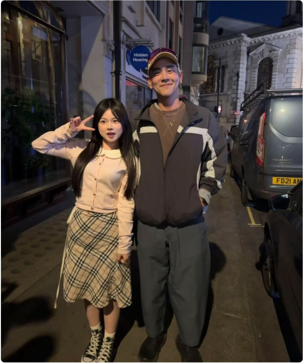 44岁彭于晏一个人现身伦敦街头！身材超好不显老，未婚独居好自由