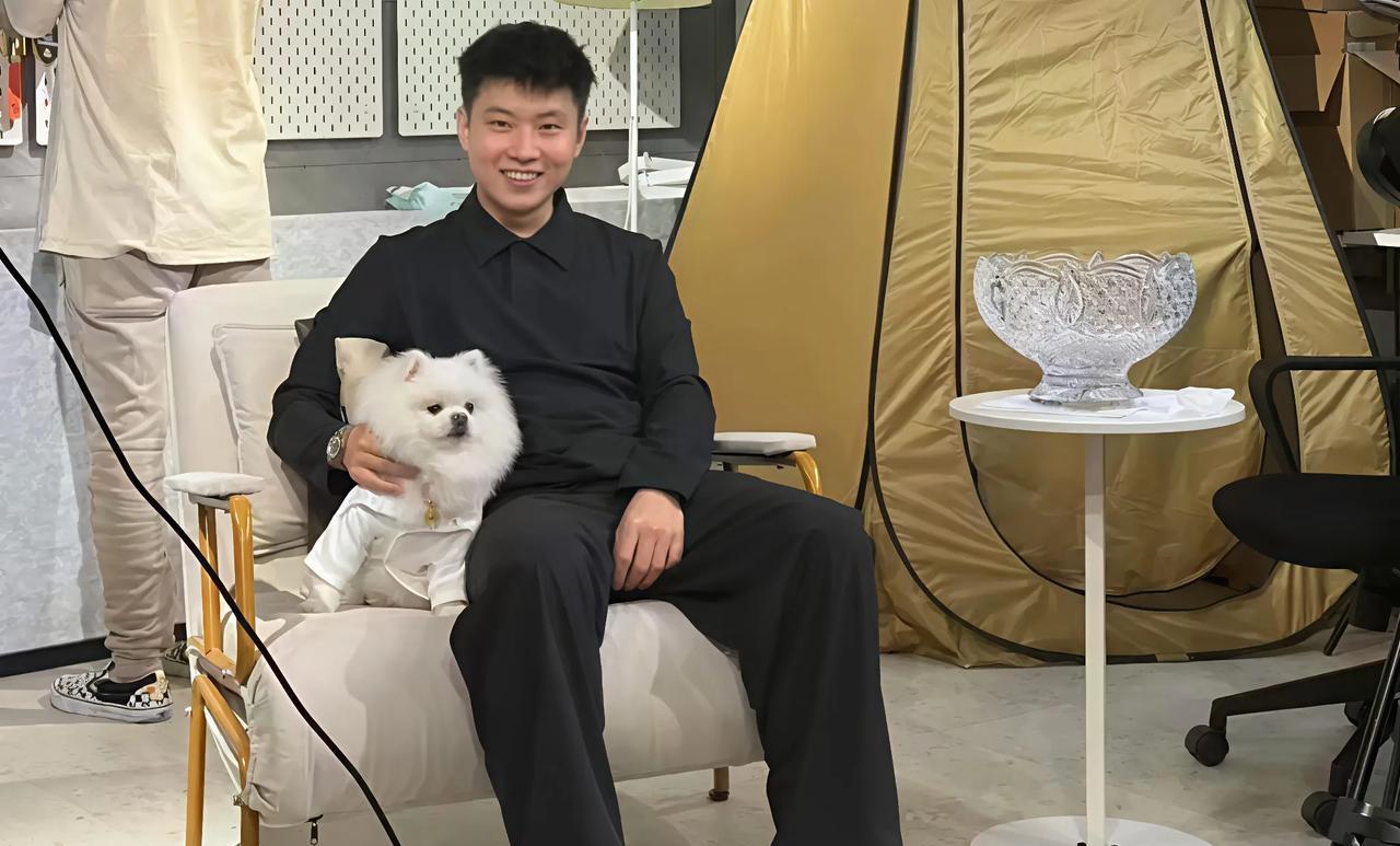 最快明年，赵心童历史地位就可以超越丁俊晖？是的你没有听错。虽然同为大满贯听牌球员