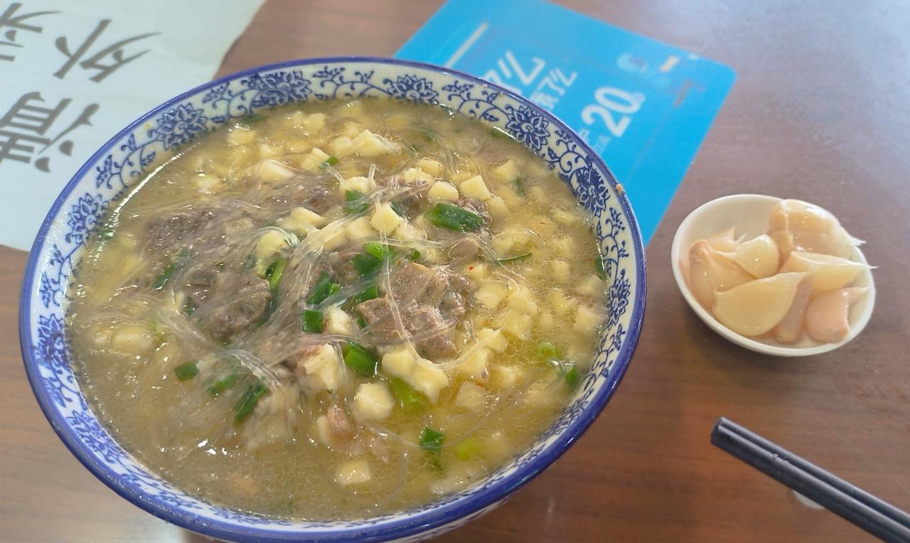 羊肉泡馍，风靡不起来也是应该的，一大碗馍，就那么两三片羊肉，全都是馍，一层油，还
