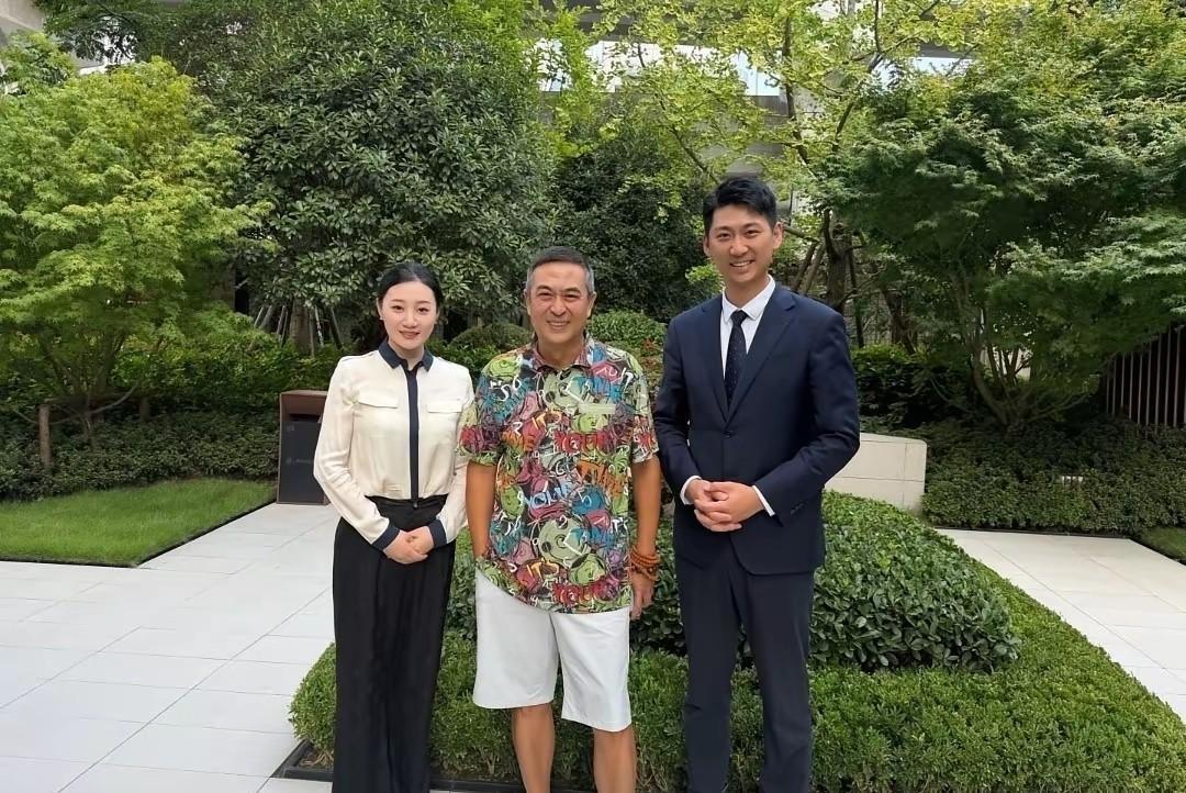 张嘉益最近在成都看房，56岁的他已经开始排布自己的“三城记”了。戳穿那些“明星
