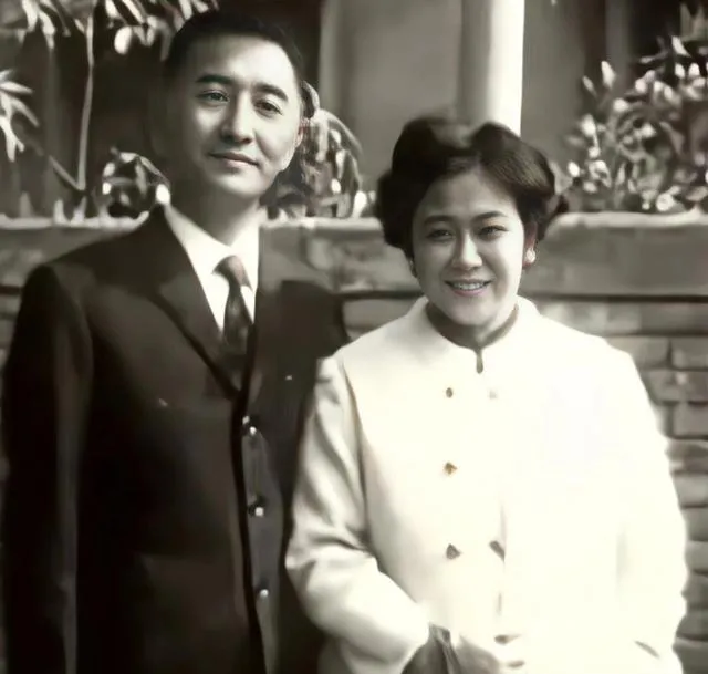 1988年，一位叫蔡国栋的台湾老兵带着妻儿回到老家看望原配妻子，没想到原配在看到