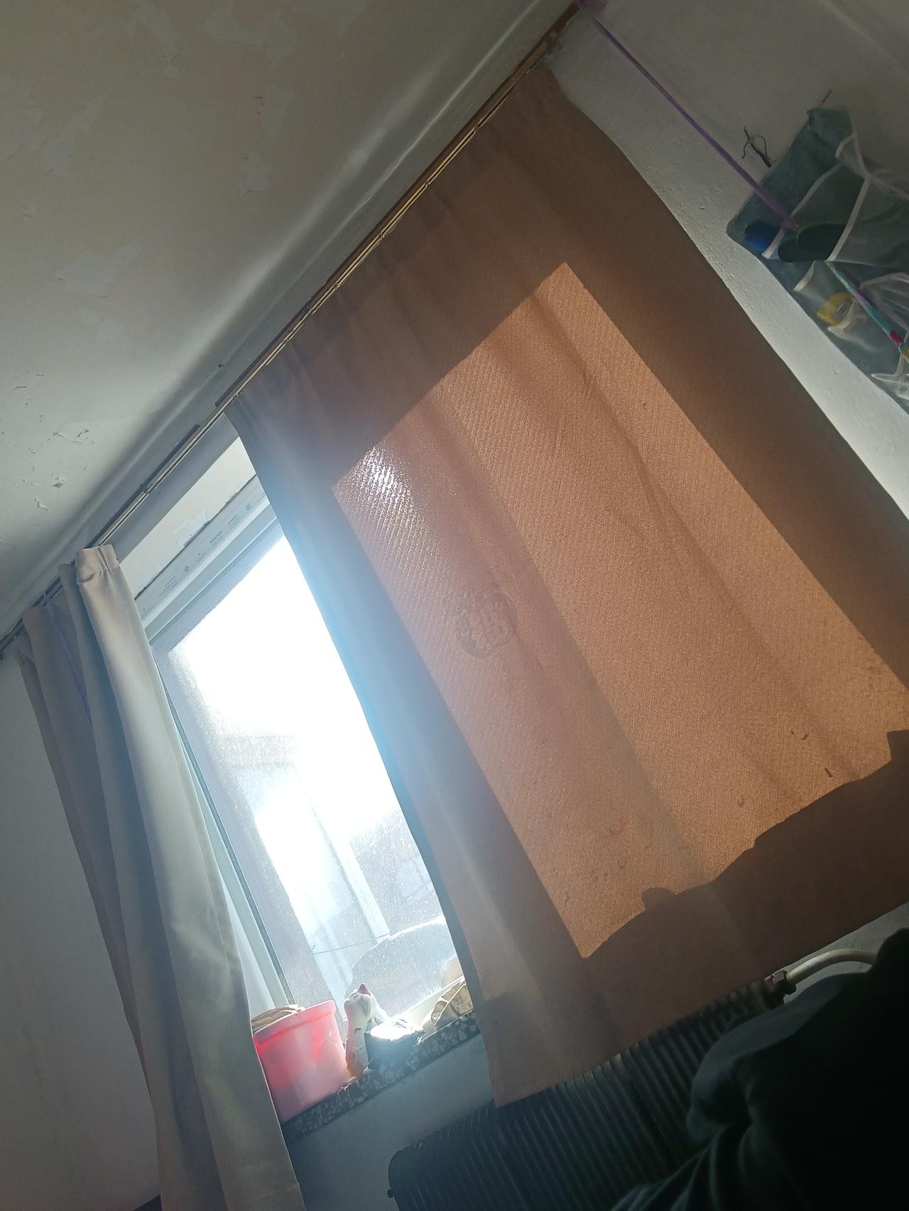 今年我又没有交取暖费，我连着好几年都不交了。反正楼上楼下都要供热，我在中间住一点