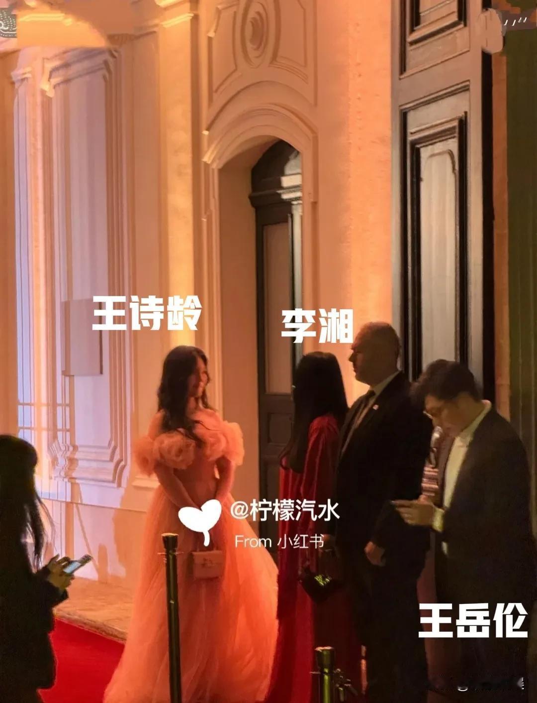 莫名的觉得王岳伦有点委屈啊，他也巴黎去看秀了，却没被李湘晒出来。[捂脸哭]在巴黎