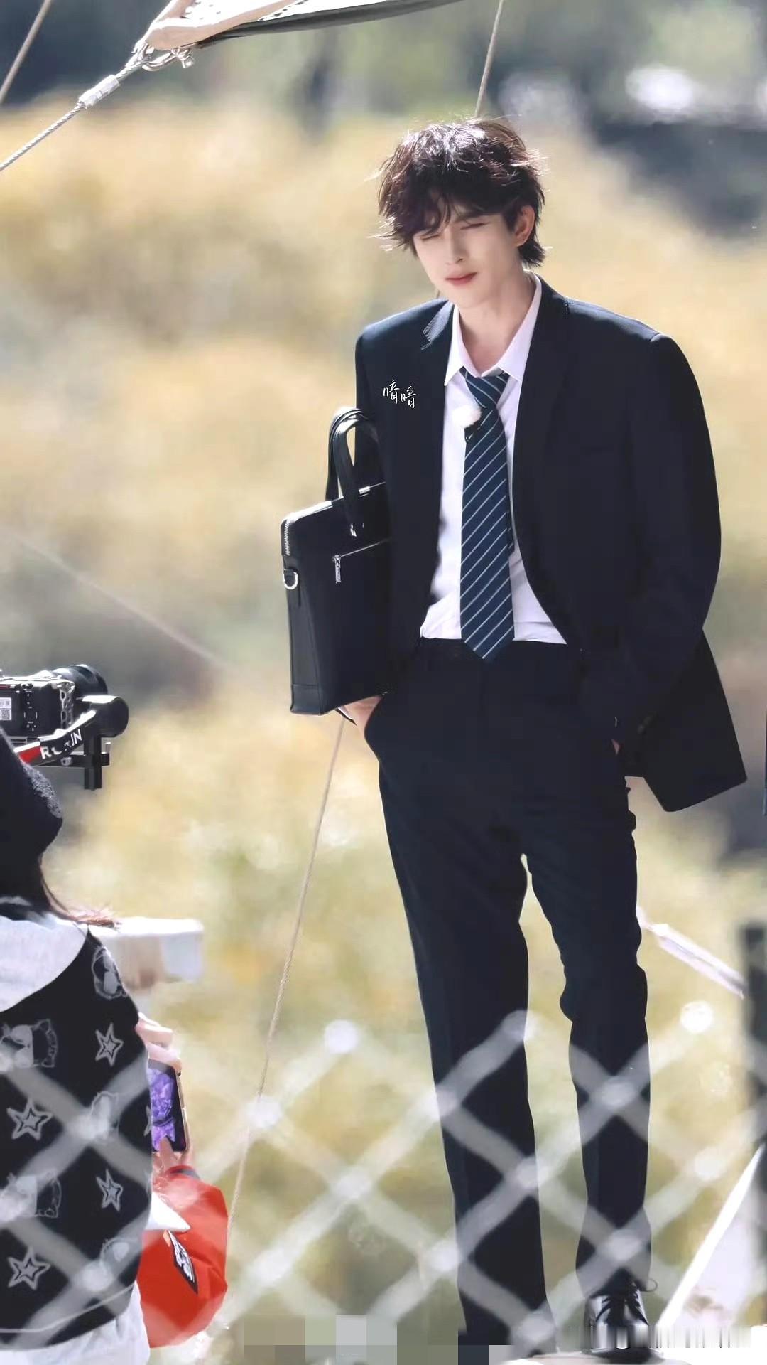 【敖瑞鹏这组西装路透是把“江直树本树”焊在身上了吧！】谁懂啊！小卷毛+黑西装