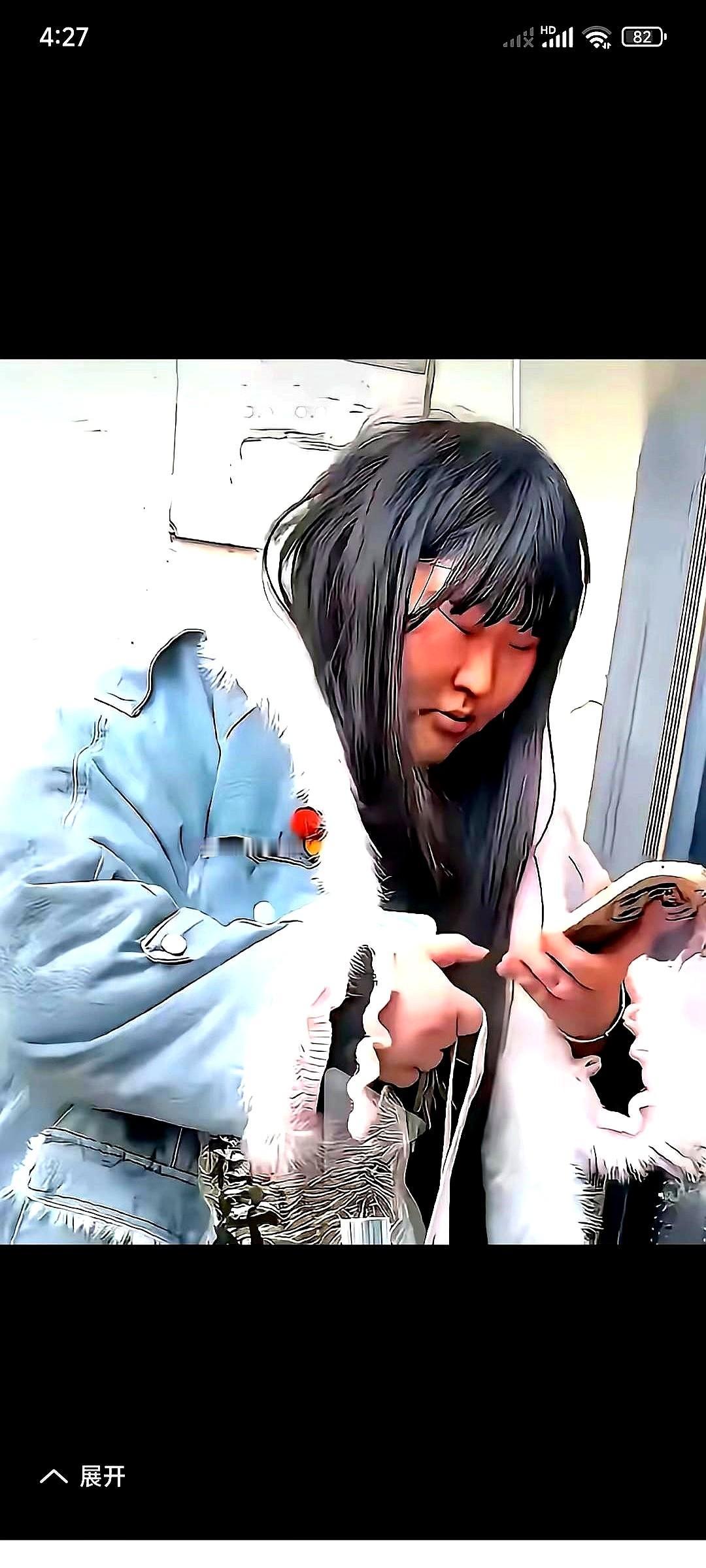 大衣哥这基因，真是绝了。女儿朱雪梅出嫁，凤冠霞帔，那模样简直是老朱的翻版。