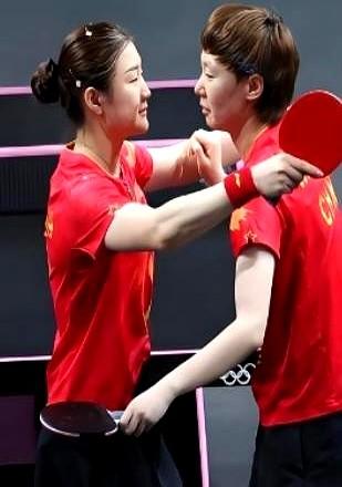 在乒乓球场上，王曼昱和陈梦的对决不只是胜负那么简单，它像是一场新旧交替的战役。