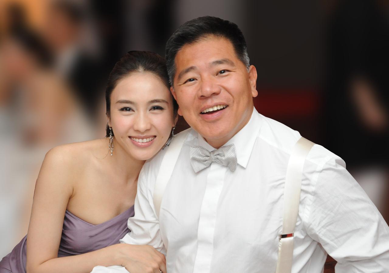 2007年，香港女演员黎姿做生意失败，弟弟又出了车祸，囊中羞涩的她去找追求自己多