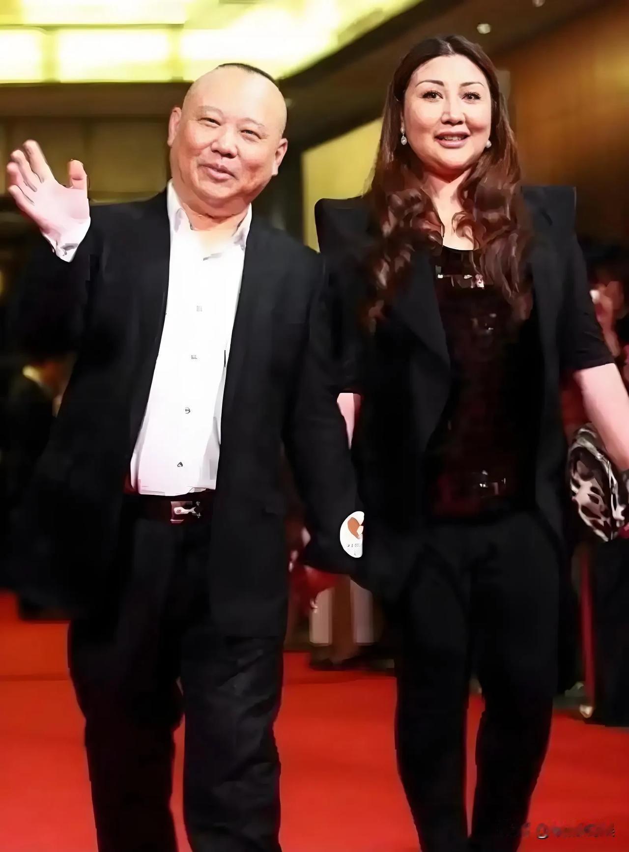 原来郭德纲的夫人王惠，年轻时不仅漂亮，而且面相好看，很富态！看她和郭德纲出席活
