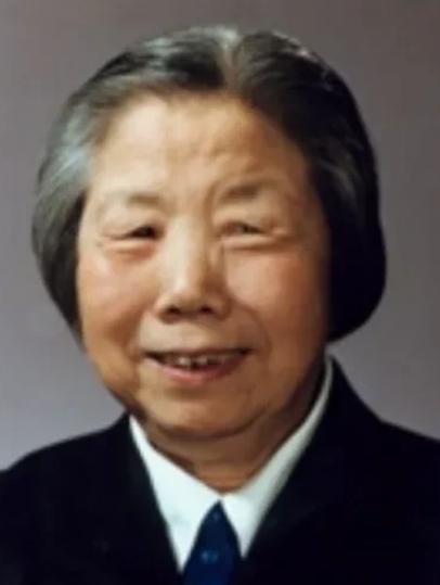 1992年7月11日，邓颖超去世后，她的秘书赵炜向中央提出了四个要求。然而，中央