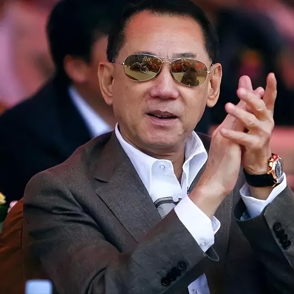 英皇老板杨受成，下榻长城饭店，与成龙钟丽缇商议拍电影，臧天朔带人来了，要他们缴保