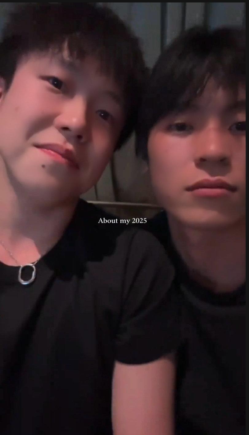 隔壁老樊更新与王楚钦合照！看来王楚钦又和好朋友一起出去玩儿了！现在属于放假休息时