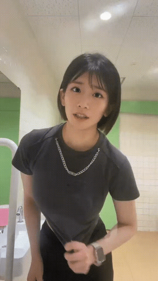 果然每个女生都会这个动作