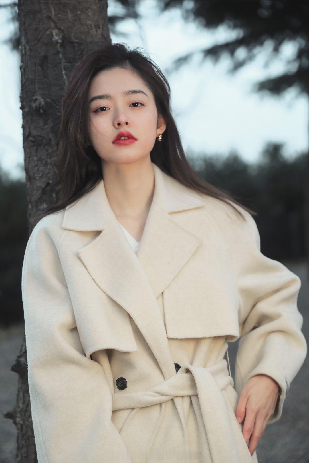 美女校花漂亮的白羊座小姐姐，喜欢穿搭和时尚美妆，这样爱笑的姑娘谁不喜欢[比心]​